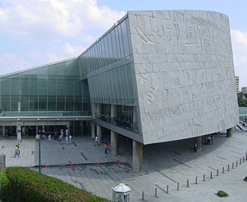 Há 22 anos, em 16/10/2002, o Egito inaugurou a Nova Biblioteca de Alexandria, versão moderna do espaço que ficou famoso como o maior centro de conhecimento  da antiguidade. 
