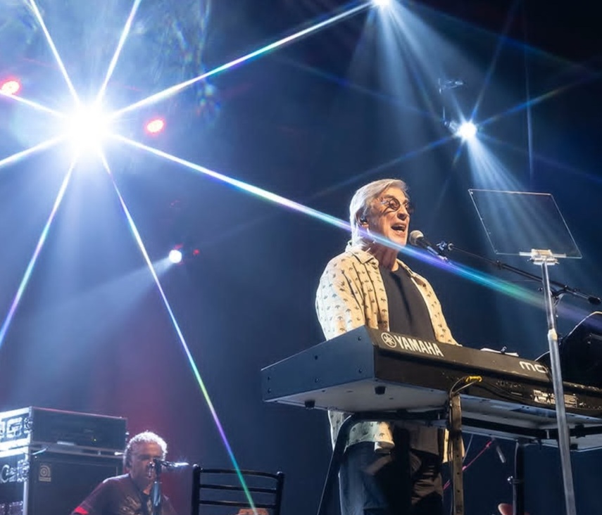 Ivan Lins ganhou destaque com músicas que abordam o amor, temas sociais e sentimentos universais, conquistando diferentes gerações. Ele também é excelente pianista. Toca o instrumento desde os 18 anos de idade. 