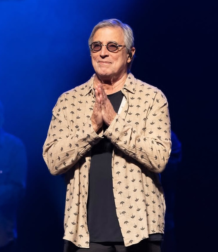 Ivan Lins disse dirante entrevista ao programa Provoca, da TV Cultura, que tem mais de 900 mil ouvintes mensais no Spotify, mas a renda é muito baixa nesse sistema. Se fosse na época dos CDs, eu poderia venbder pelo menos 80 mil cópias de CDs e sobreviver com isso, sendo remunerado justamente. Agora n~çao tem mais CD. 