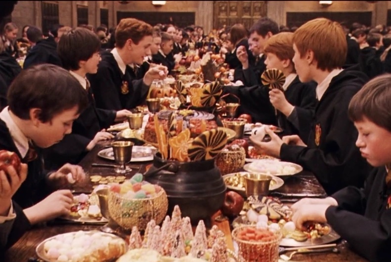 Desde doces mágicos vendidos no Expresso de Hogwarts até bebidas icônicas do Três Vassouras, os alimentos na saga reforçam a ambientação e trazem momentos memoráveis para os personagens