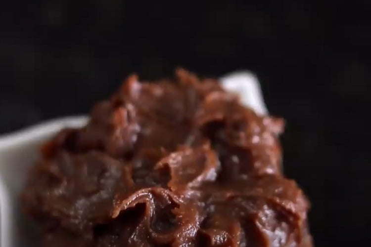 As tâmaras podem ser um excelente substituto do açúcar em receitas de panificação. Quando trituradas, elas se transformam em uma pasta doce que pode ser facilmente incorporada em receitas de pães, bolos e biscoitos.