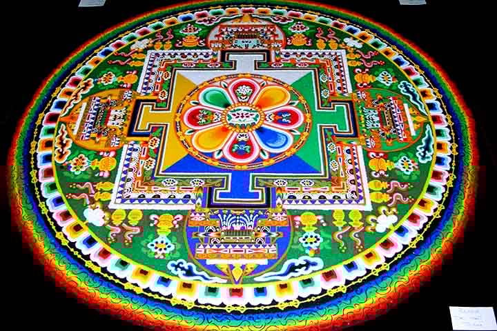 Mandalas são desenhos geométricos circulares que representam a harmonia e o equilíbrio do universo. São usadas em diversas culturas para meditação, arte e espiritualidade.