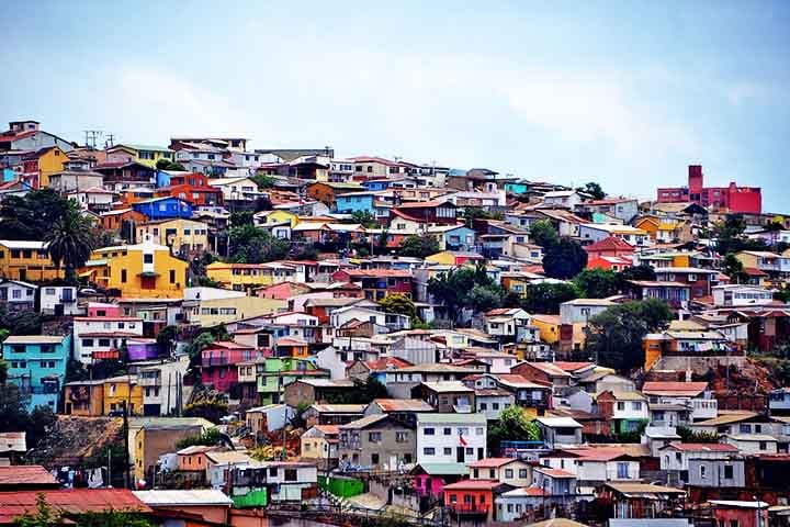 Valparaíso, Chile: Declarada Patrimônio da Humanidade pela UNESCO em 2003, Valparaíso encanta com seu cenário único no qual o azul do Pacífico encontra as vibrantes cores das casas que cobrem seus 45 morros. 