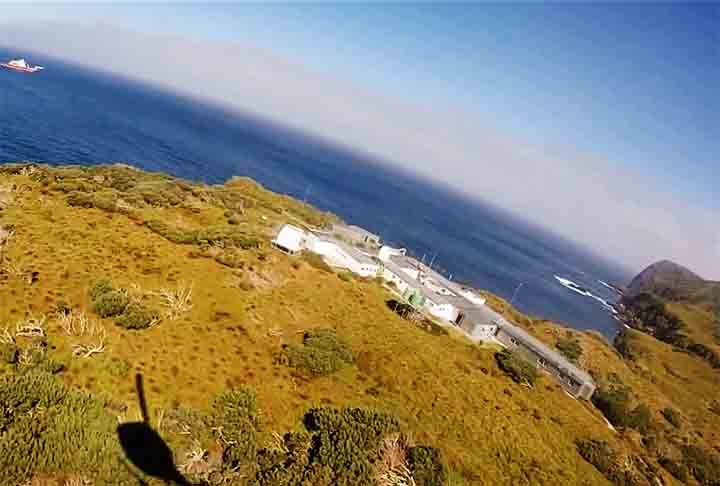 Afinal, é um local importante de preservação da fauna e da flora. Por lá, existe um grande número de espécies e de biodiversidade que distinguem o arquipélago de qualquer outro lugar do planeta.