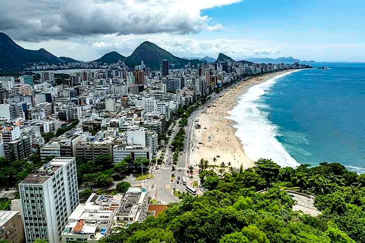 3º) Leblon, Rio de Janeiro: O Leblon continua entre os bairros mais valorizados do Brasil e aparece em terceiro lugar no ranking, com o metro quadrado custando, em média, R$ 24.620