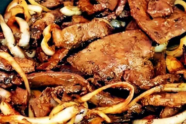 Apesar de não agradar a muitos paladares, o bife de fígado tem alta concentração de biotina, outra ótima fonte para aumentar a produção de queratina naturalmente.