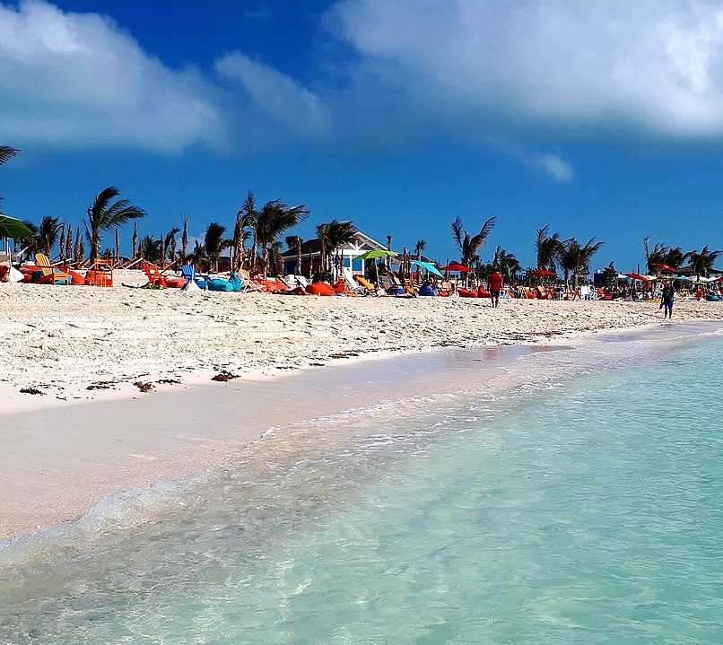 Bahamas tem 401 mil habitantes numa área de 13.800 km². Capital: Nassau. 