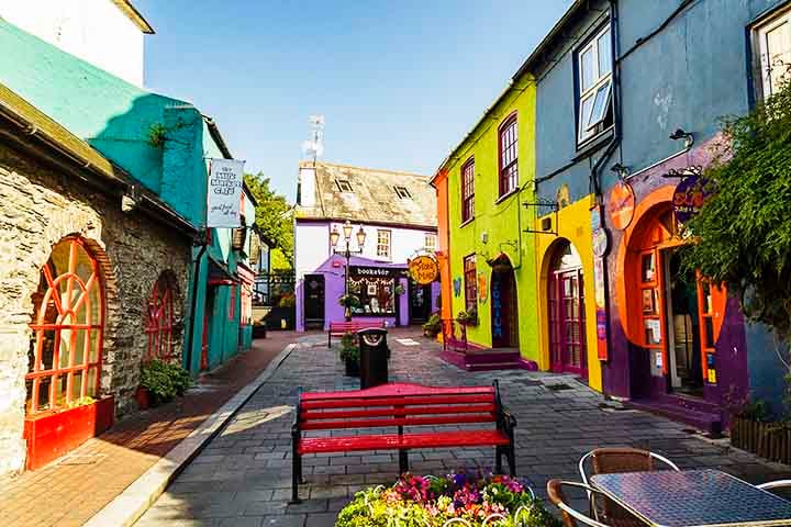 Kinsale, Irlanda: No sul da Irlanda, a encantadora Kinsale — uma pequena cidade litorânea com menos de 6 mil habitantes — parece saída de um conto de fadas. 