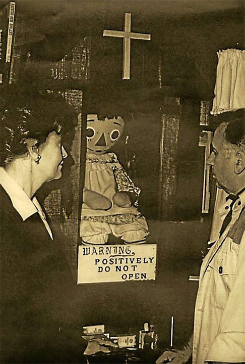 Na casa, a grande sensação é justamente a boneca Annabelle, sempre trancada numa redoma (com o aviso de que a porta não deve ser aberta)  e recebendo água benta com frequência. Na foto, Ed e Lorraine com a boneca 