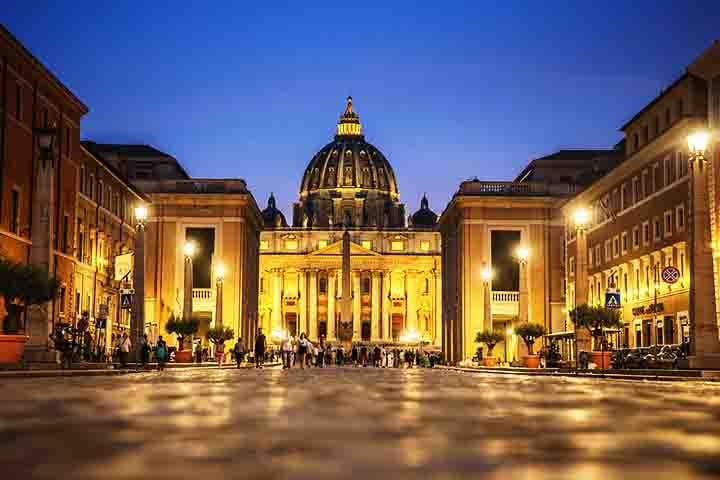 Com a morte do Papa Francisco, o mundo católico aguarda pela eleição do novo pontífice no conclave que começa no dia 7 de maio. O site especializado “Colégio de Cardeais” listou 22 fortes candidatos a assumir o trono de São Pedro. Veja a seguir quem são esses “papáveis”!
