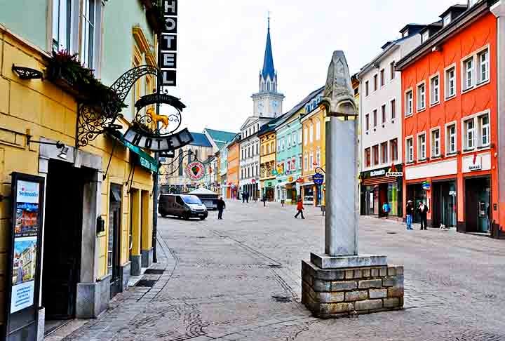 Villach tem um centro histórico encantador, com destaque para a Igreja de St. Jakob e suas casas coloridas. A cidade é também conhecida pelo seu animado carnaval e pelo festival Villacher Kirchtag, que celebra a cultura local.