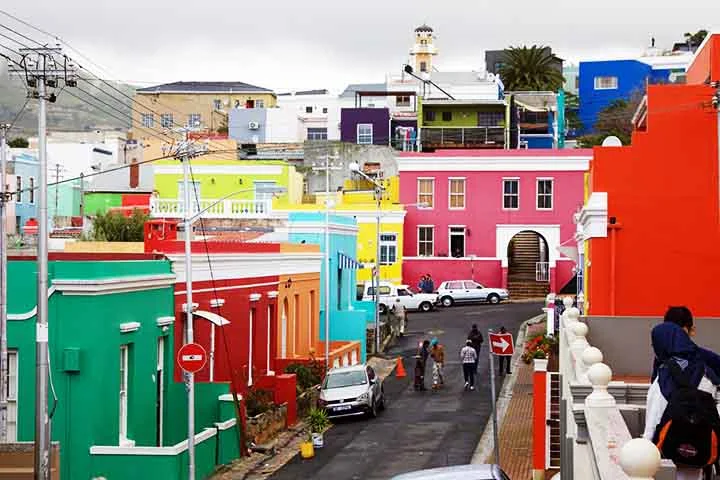 Após a abolição da escravatura em 1834, os ex-escravizados, agora proprietários de suas casas, transformaram o bairro: pintaram as fachadas, antes brancas, em tons pastéis e vibrantes, simbolizando sua liberdade e independência.