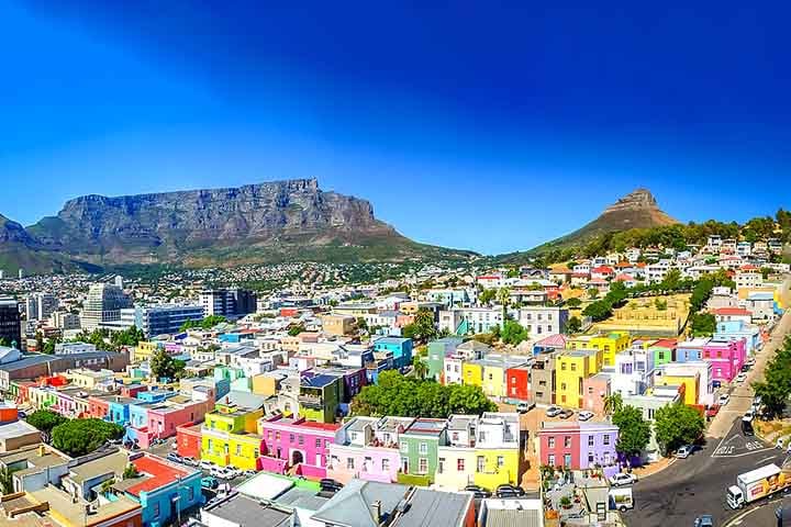 Bo-Kaap, Cidade do Cabo, África do Sul: Com origem no século 18, Bo-Kaap é um dos bairros mais antigos da Cidade do Cabo. Inicialmente habitado por escravizados trazidos da Malásia e Indonésia pelos colonos holandeses, o local era conhecido como Bairro Malaio.