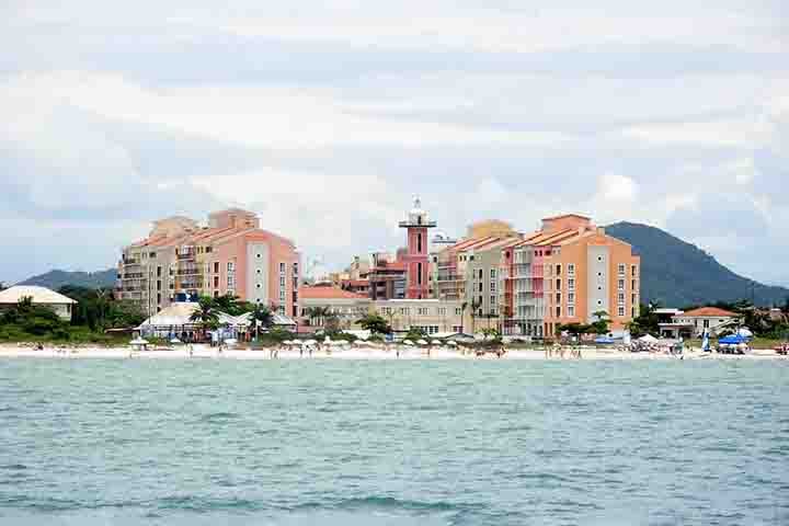 7º) Jurerê Internacional, Florianópolis: Com o metro quadrado custando em média R$ 20.583, o bairro se destaca por reunir tudo o que há de melhor em qualidade de vida: de casas de alto padrão a praias tranquilas.