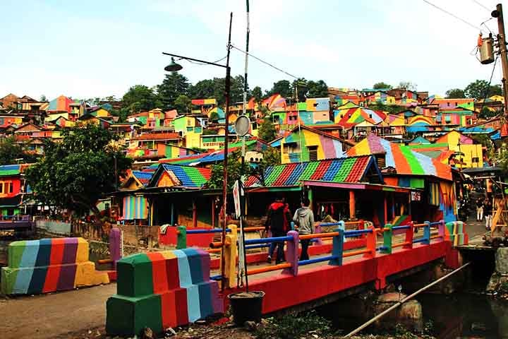Em 2017, tudo mudou quando o governo indonésio propôs que os moradores pintassem suas casas e ruas com cores vibrantes. A iniciativa transformou a aldeia em um fenômeno turístico e viral nas redes sociais.