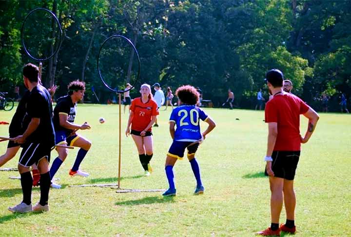 No quadribol muggle, as regras básicas do jogo são mantidas, mas adaptadas para a prática sem magia. O esporte é jogado em um campo retangular com três aros em cada extremidade, semelhantes ao quadribol nos livros.