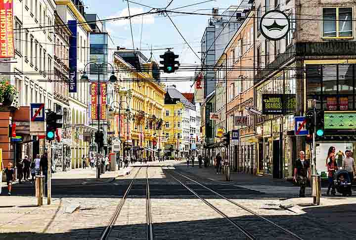 O centro histórico de Linz apresenta uma mistura de arquitetura barroca e moderna, com a imponente Catedral de São Maria e a Praça Principal. Linz também é famosa por seu festival anual de música, o Linz Fest.