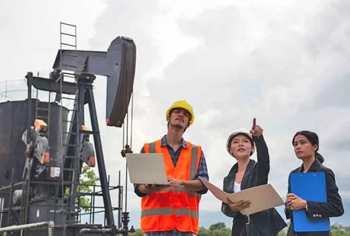 11. Engenheiro de petróleo e gás - Enfrentando o desafio de extrair energia de forma mais eficiente, esses profissionais são fundamentais para o desenvolvimento. A formação recomendada é: Graduação em Engenharia de Petróleo.