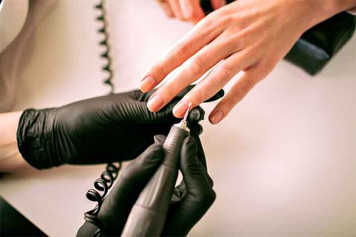 A substância ajuda na cicatrização, previne a queda dos fios e ainda melhora o crescimento e textura, assim como pode ser encontrada em alimentos. 

