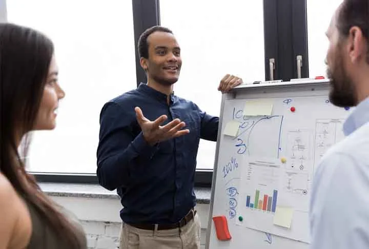 13. Gestor de treinamento de varejo - Responsável pela padronização do atendimento ao cliente em redes de varejo, esse profissional destaca-se pela formação em Administração de Empresas e Recursos Humanos.