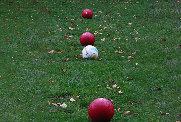Competições como a Quidditch World Cup atraem equipes de todo o mundo, e o esporte é agora uma parte reconhecida da cultura pop, promovendo um ambiente inclusivo e competitivo.