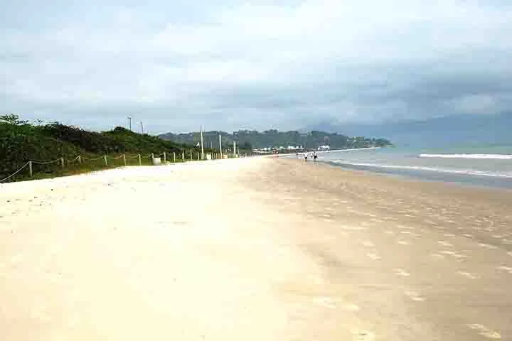 O valor dos imóveis cresce por causa da boa infraestrutura do bairro, que conta com casas de alto padrão, praias, além de áreas de lazer, lojas e restaurantes refinados.