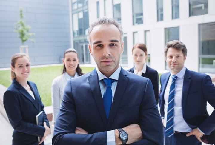 14. Advogado societário - Especializado em operações de fusões e aquisições, esse profissional desempenha um papel estratégico em transações complexas. A formação recomendada é: Direito, com possibilidade de cursos específicos no exterior.