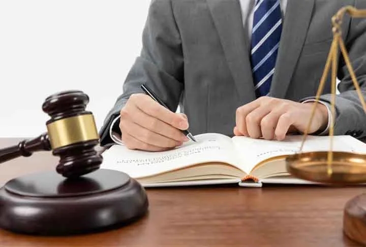 15. Advogado tributário - Atuando na complexa área tributária, esse advogado assume um papel estratégico nas organizações, especialmente no Brasil. A formação recomendada é: Direito, com especialização em Direito Tributário, Economia ou Ciências Contábeis.