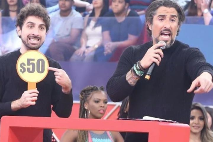 Em 2009, assinou com a TV Record, onde estreou no comando do Legendários – programa que misturava entrevistas, humor e quadros icônicos como Vale a Pena Ver Direito.