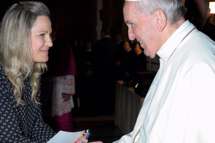 Em 2024, o papa Francisco recebeu brasileiros no Vaticano em encontro privado.