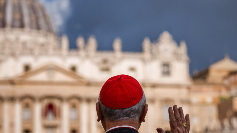 Cardeal em frente &agrave; bas&iacute;lica de S&atilde;o Pedro
