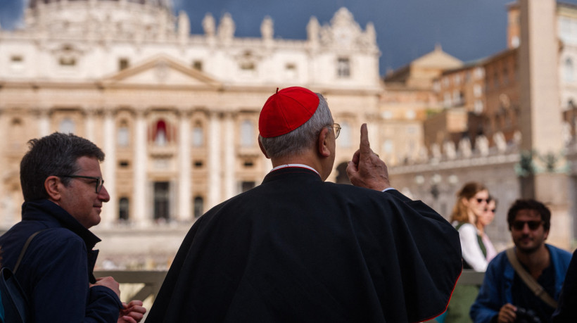 Cardeal chega ao Vaticano para conclave que elegerá o sucessor do papa Francisco
