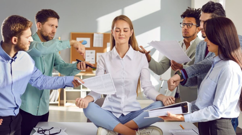 A realização de várias tarefas ao mesmo tempo pode desencadear vários efeitos no corpo e na mente (Imagem: Studio Romantic | Shutterstock)