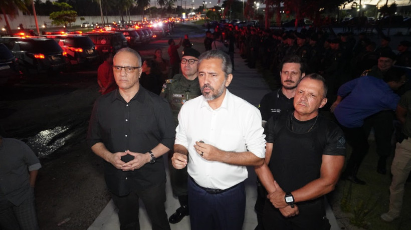 O governador Elmano de Freitas e o secretário Roberto Sá acompanharam saída de policiais nesta quarta-feira, 7