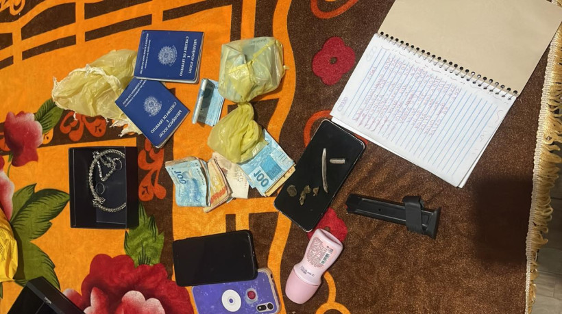 Foram apreendidos aparelhos celulares, drogas, arma e uma quantia de quase R$10 mil em dinheiro.
