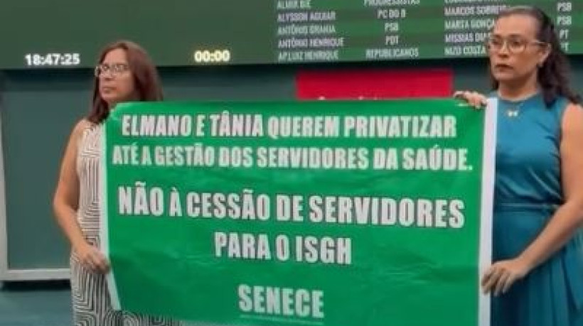 Servidoras estendem faixa no Assembleia Legislativa do Ceará