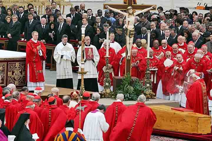 Os 120 cardeais podem ser votados, porém não podem votar em si mesmos. Também é permitido votar em cardeais que estejam fora da assembleia.
