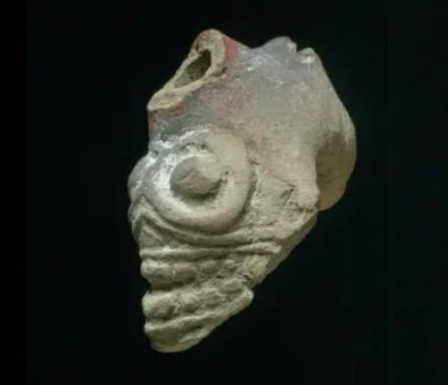 De lá para cá, várias versões desses objetos foram encontradas em túmulos que vão do século 13 ao século 16.