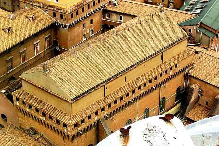 O conclave acontece dentro da Capela Sistina, no Vaticano, entre 15 e 20 dias após a morte do papa. Começa neste 7 de maio. Entre os 252 cardeais atuais, 135 tem menos de 80 anos e estão aptos a votar no novo líder da Igreja Católica.
