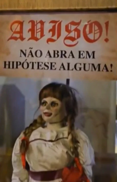 Mas o que viralizou nas redes sociais foi a boneca. Por ser amaldiçoada, ela rendeu muitos memes sobre o perigo no Rio de Janeiro. “Nem ANNABELLE resistiu ao TERROR que é o Rio…”, comentou um usuário no X . O RJ não é para amadores, disse outro. 