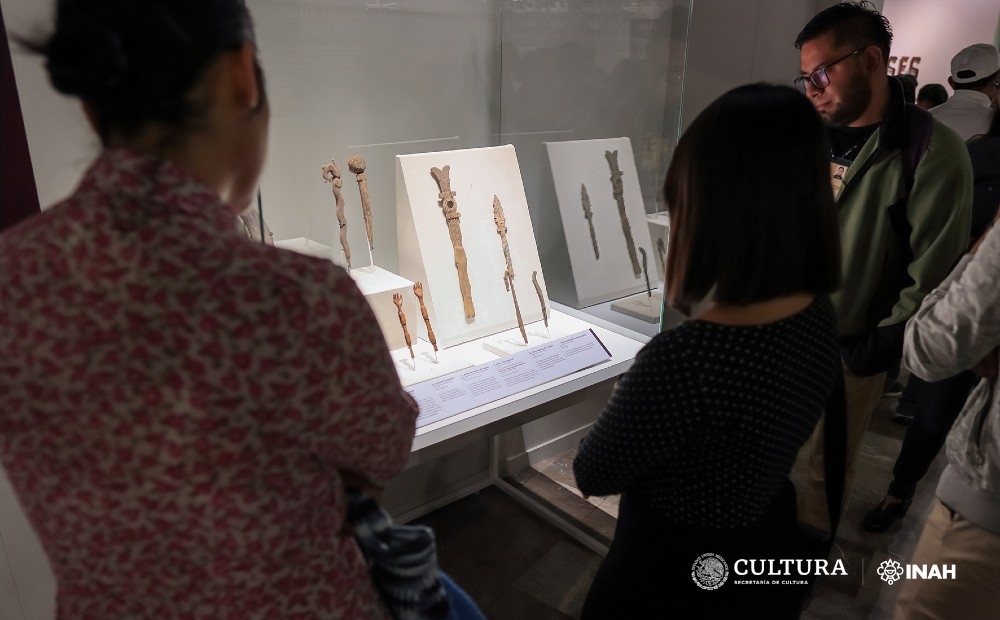 Em um espaço selado, forrado com filmes plásticos e equipado com umidificadores e dataloggers (registradores de dados) para ler e controlar, a todo momento, a umidade relativa dessa representação ancestral da serpente, acrescentou.