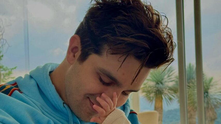 No registro, ele aparece com a bebê no colo, celebrando o momento especial com a legenda “4 meses de Serena”. Serena é fruto do relacionamento do cantor com a influenciadora Jade Magalhães.