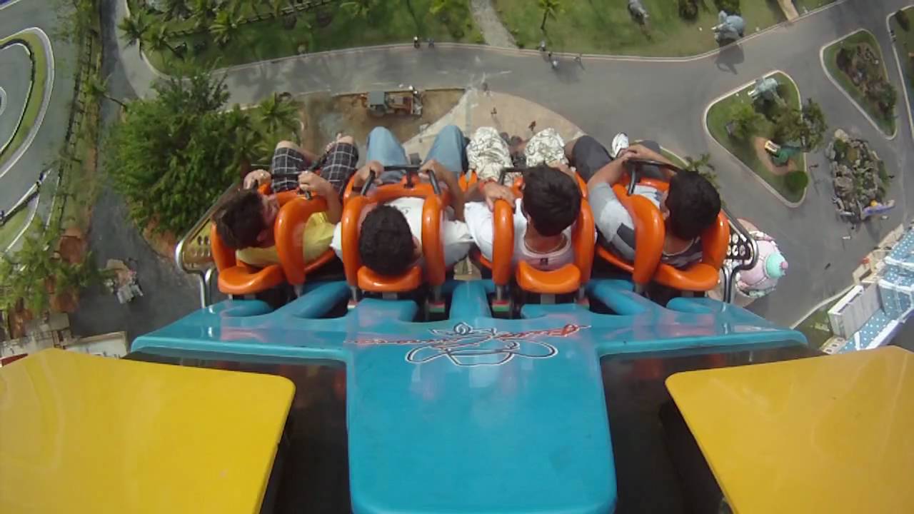 O Big Tower tem 100 metros de altura, o que equivale a um prédio de mais de 30 andares. É possível ver todo o parque, a cidade e o mar antes mesmo de chegar ao topo. 