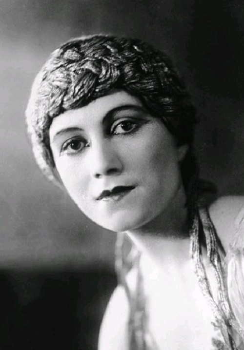 A vida pessoal de Picasso foi tão intensa quanto sua obra. Ele teve vários relacionamentos significativos, e suas parceiras frequentemente influenciavam sua arte.  Na foto, Olga Koklova , bailarina ucraniana do Ballets Russes, uma de suas primeiras musas artísticas. Eles foram casados de 1918 a 1955. 