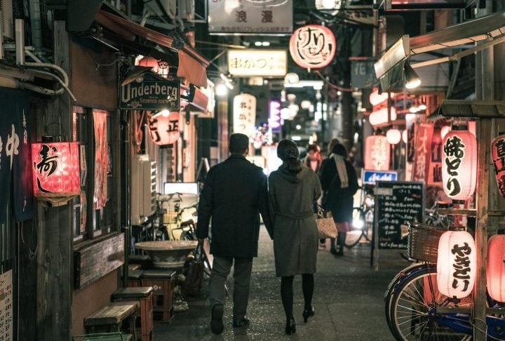 O povo de Osaka é conhecido por seu jeito descontraído e senso de humor (chamado de Osaka no kimochi), em contraste com a formalidade típica de Tóquio. 