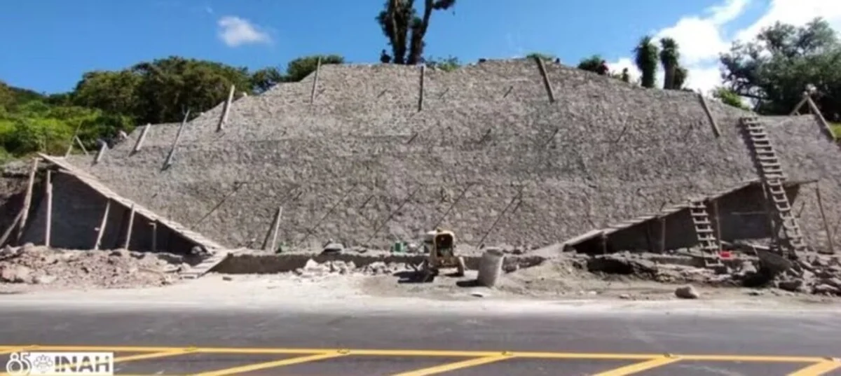 Pesquisadores do Instituto Nacional de Antropologia e História do México (INAH) identificaram uma pirâmide asteca no estado de Hidalgo, localizado no centro-leste do país. A descoberta ocorreu após funcionários do governo notarem a estrutura arqueológica durante obras em uma rodovia federal. 
