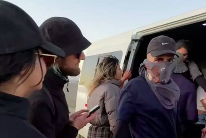 Paulo relatou que uma das mulheres presentes tentou resistir aos assaltantes para impedir que levassem seu passaporte e que, por conta disso, ela quase levou um tiro.