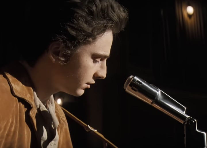 A elogiada perfomance do ator Timothée Chalamet no filme “Um Completo Desconhecido” (2024), em que interpreta o astro Bob Dylan, pode levá-lo a participar de show em tributo ao múltiplo artista norte-americano. 
