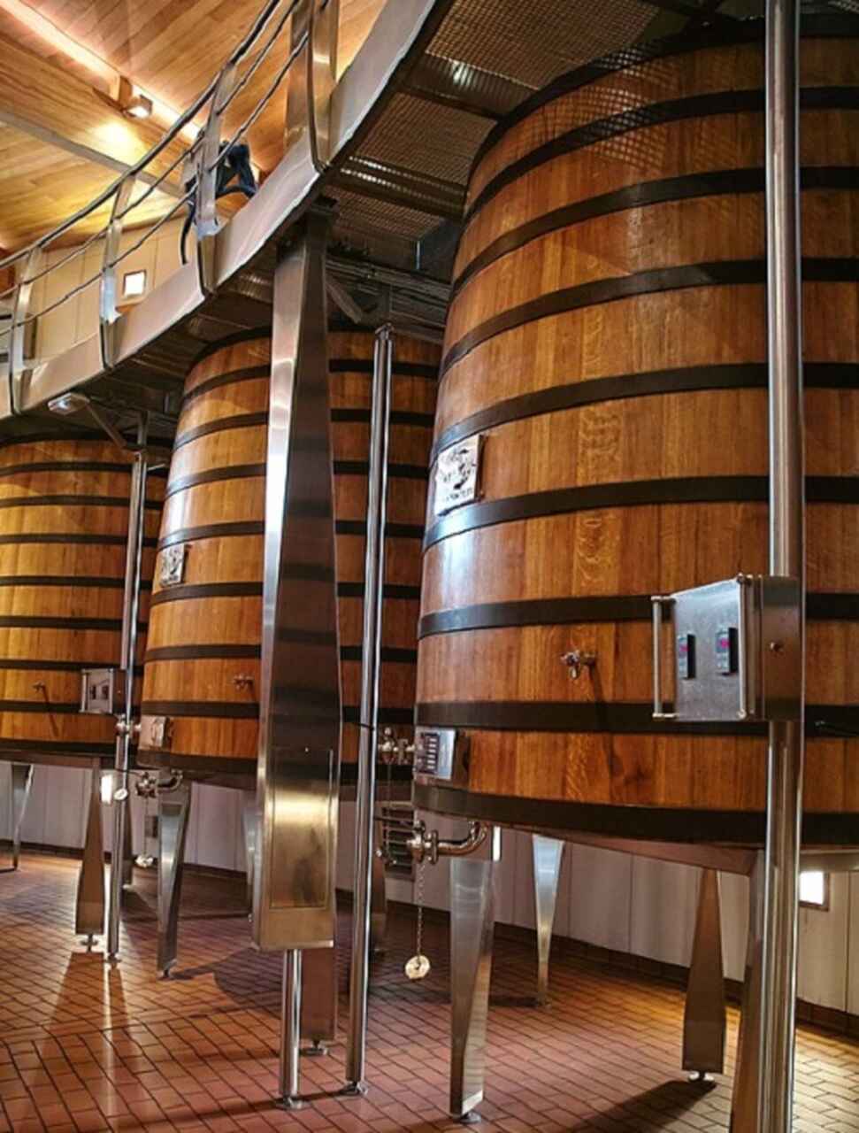 Vega Sicilia (Espanha) - Uma das vinícolas mais icônicas da Espanha, produz vinhos tintos de alta qualidade, como o Vega Sicilia Único