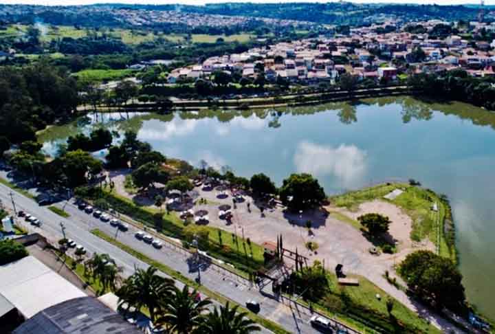 A cidade é chamada de “Capital do Figo Roxo” pela produção em grande escala dessa fruta, celebrada anualmente na Festa do Figo e Expogoiaba.